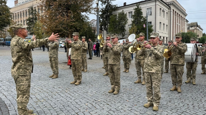 Покладання квітів на честь загиблих воїнів у Вінниці (Фоторепортаж)