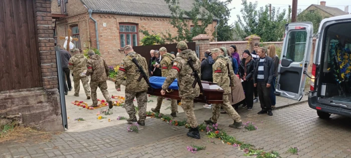 Понад рік вважався зниклим безвісти: у Підгайцях поховали воїна Віталія Сюрху