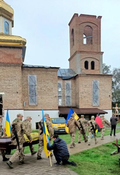 Понад рік вважався зниклим безвісти: у Підгайцях поховали воїна Віталія Сюрху