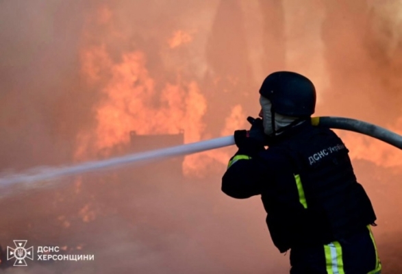 Росіяни вдарили по Херсону: спалахнула масштабна пожежа