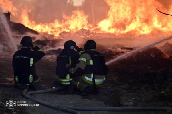 Росіяни вдарили по Херсону: спалахнула масштабна пожежа