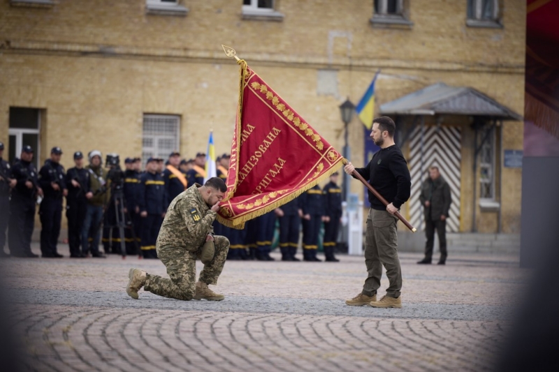 Сьогодні день тих, завдяки кому настає завтра – Президент привітав захисників і захисниць України