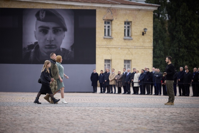 Сьогодні день тих, завдяки кому настає завтра – Президент привітав захисників і захисниць України