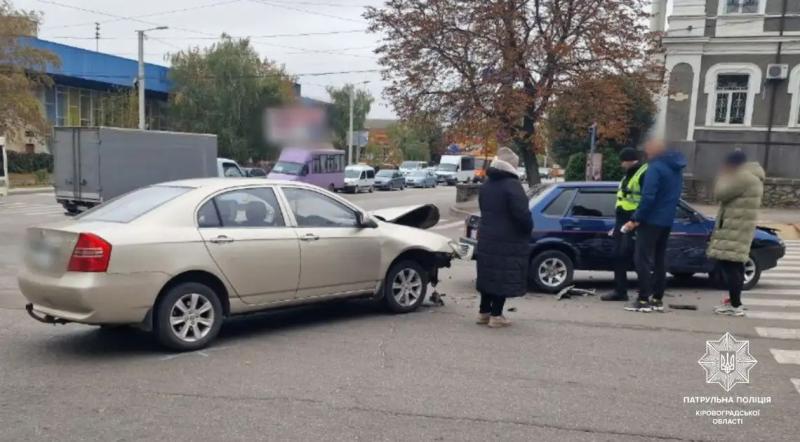 У центрі Кропивницького біля спортшколи сталась ДТП