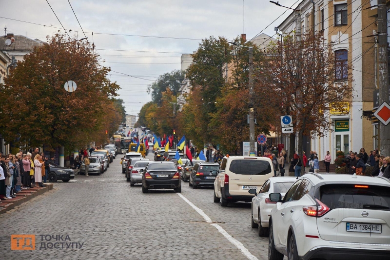 У центрі Кропивницького попрощалися з 27-річним молодшим сержантом Олексієм Назарчуком (ФОТОРЕПОРТАЖ)