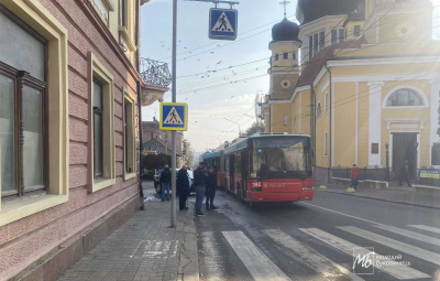 У Чернівцях зіткнулися тролейбус та легковик - фото