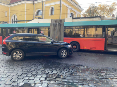 У Чернівцях зіткнулися тролейбус та легковик - фото