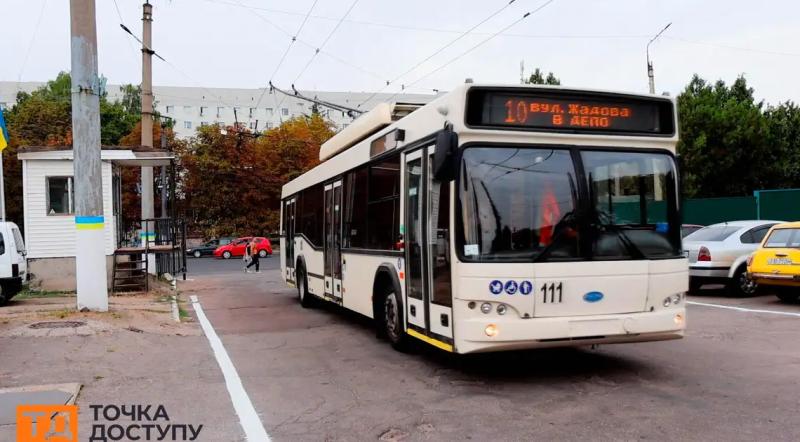 У Кропивницькому чоловіка висадили з тролейбуса через відсутність квитка: що кажуть пасажир та перевізник