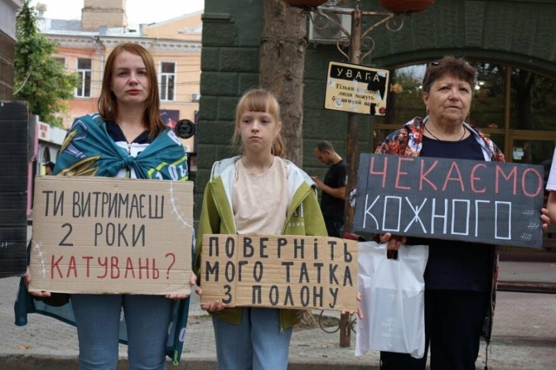 У Миколаєві сотні людей вийшли на акцію, аби привернути увагу до проблем військовополонених, - ФОТОРЕПОРТАЖ