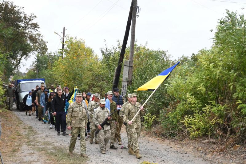 У Сенчанській громаді попрощалися із загиблим на війні військовим Іваном Кузубом