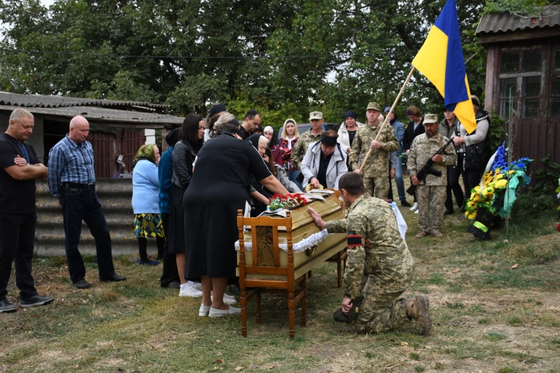 У Сенчанській громаді попрощалися із загиблим на війні військовим Іваном Кузубом