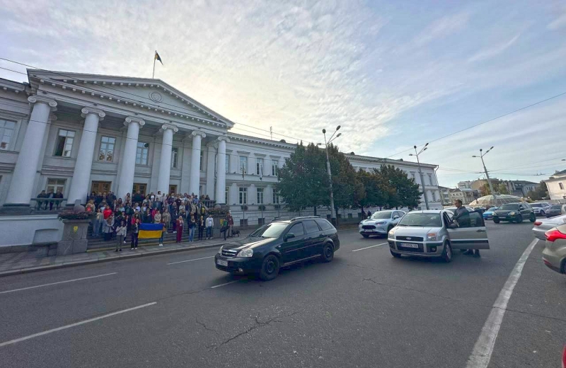 У Полтаві в торговому центрі й в мережі магазинів оголошуватимуть хвилину мовчання в пам’ять про загиблих захисників та мирних громадян