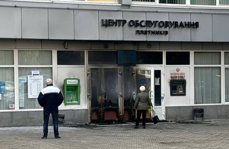 У Полтаві вночі невідомі підпалили вхід до податкової