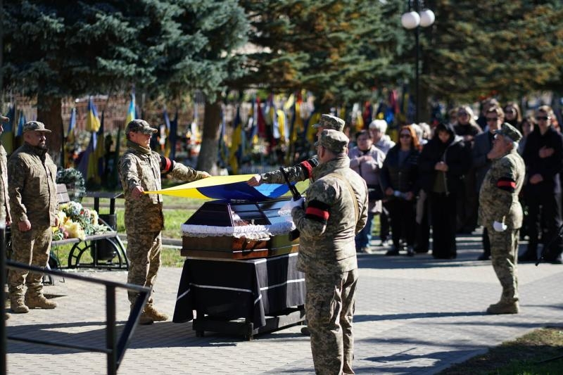 В Ужгороді провели в останню земну дорогу 47-річного захисника, сержанта Олексія Тімірязєва