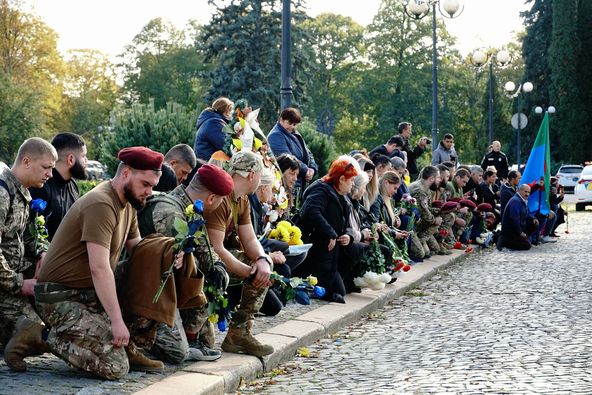 В Ужгороді сьогодні, 28 жовтня, попрощалися із 25-річним захисником Юрієм Вароді