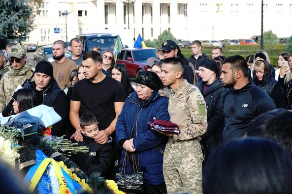 В Ужгороді сьогодні, 28 жовтня, попрощалися із 25-річним захисником Юрієм Вароді