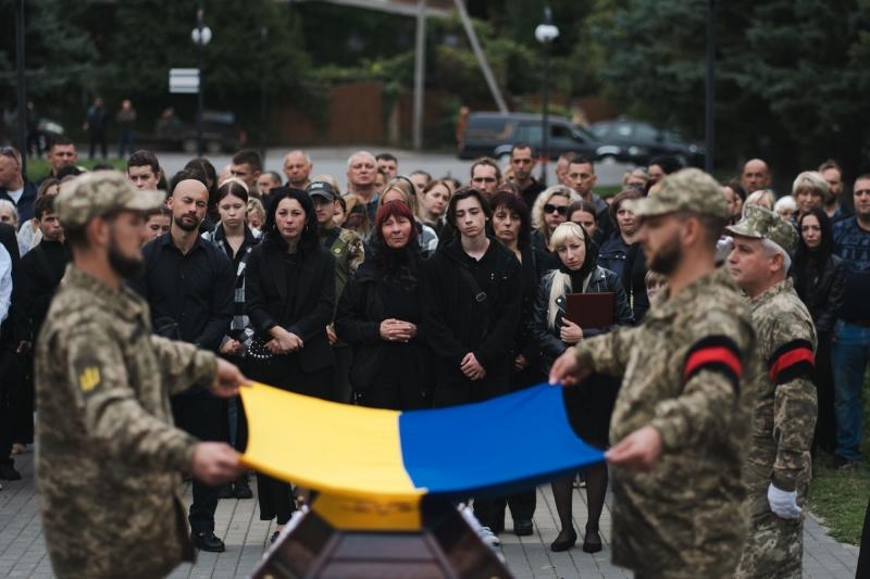 В Ужгороді сьогодні попрощалися із солдатом, стрільцем-помічником гранатометника Міланом Романчаком