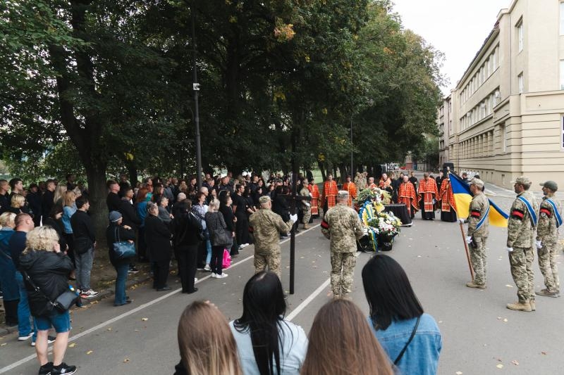 В Ужгороді сьогодні попрощалися із солдатом, стрільцем-помічником гранатометника Міланом Романчаком