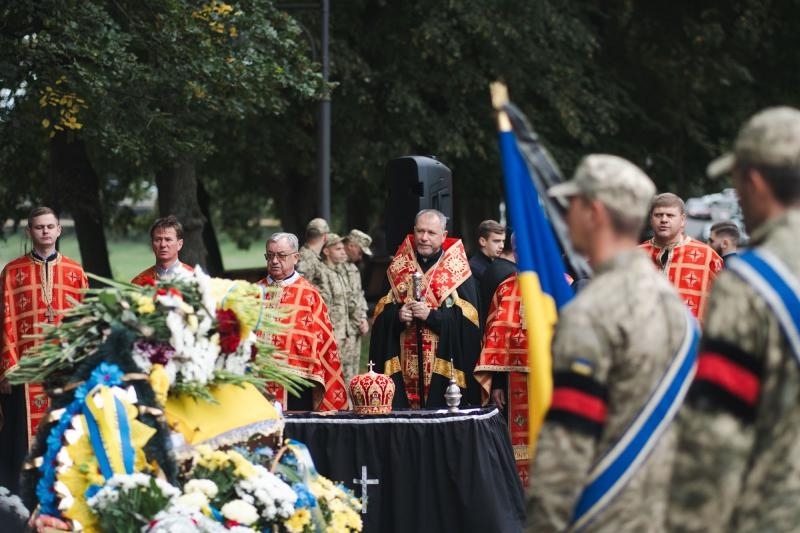 В Ужгороді сьогодні попрощалися із солдатом, стрільцем-помічником гранатометника Міланом Романчаком