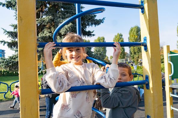 В Ужгороді відкрили ще один інклюзивний дитячий майданчик