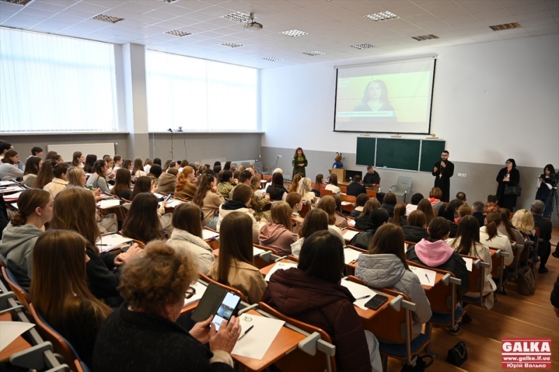 З вшануванням воїнів та під звук сирени: як у Франківську писали радіодиктант національної єдності (ФОТО)