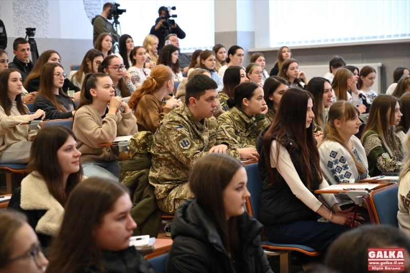 З вшануванням воїнів та під звук сирени: як у Франківську писали радіодиктант національної єдності (ФОТО)