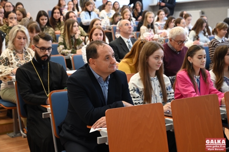 З вшануванням воїнів та під звук сирени: як у Франківську писали радіодиктант національної єдності (ФОТО)