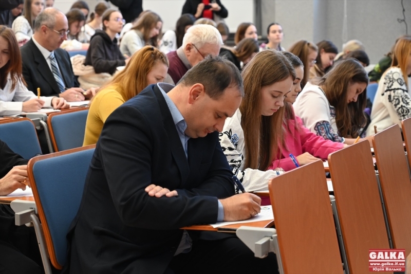 З вшануванням воїнів та під звук сирени: як у Франківську писали радіодиктант національної єдності (ФОТО)