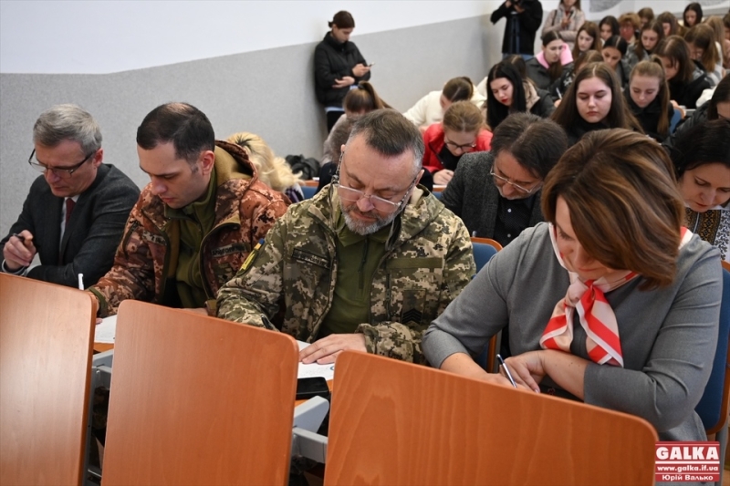 З вшануванням воїнів та під звук сирени: як у Франківську писали радіодиктант національної єдності (ФОТО)