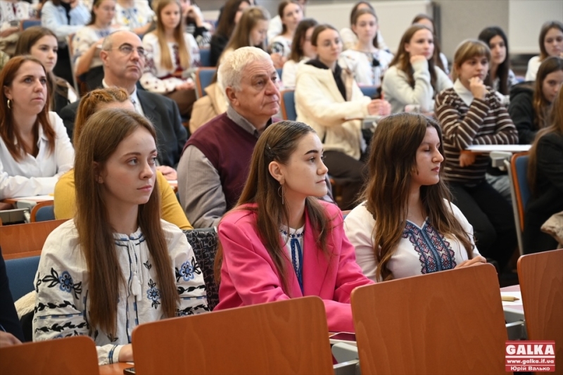 З вшануванням воїнів та під звук сирени: як у Франківську писали радіодиктант національної єдності (ФОТО)