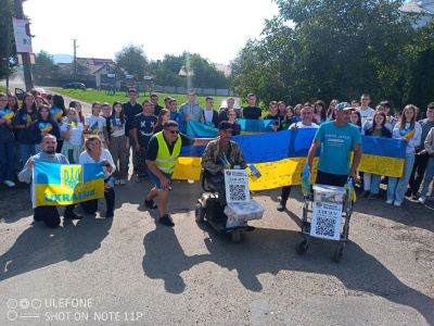 «Зібрали понад 700 тисяч на ЗСУ»: двоє буковинців з інвалідністю пройшли 80-кілометровий марафон - фото