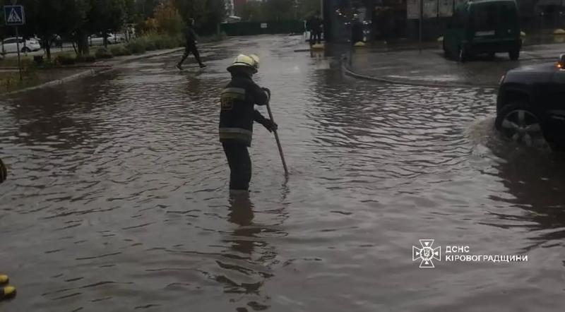 Злива у Кропивницькому: рятувальники долали наслідки негоди