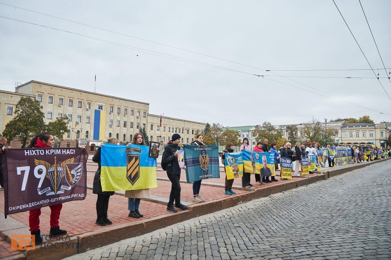 "Знайдіть мого тата": в Кропивницькому відбулася акція на підтримку військовополонених та зниклих безвісти (ФОТОРЕПОРТАЖ)