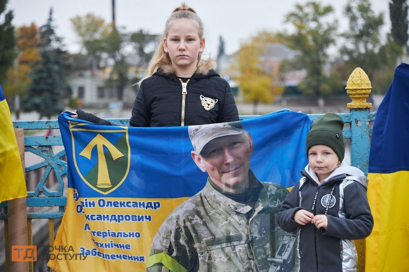 "Знайдіть мого тата": в Кропивницькому відбулася акція на підтримку військовополонених та зниклих безвісти (ФОТОРЕПОРТАЖ)