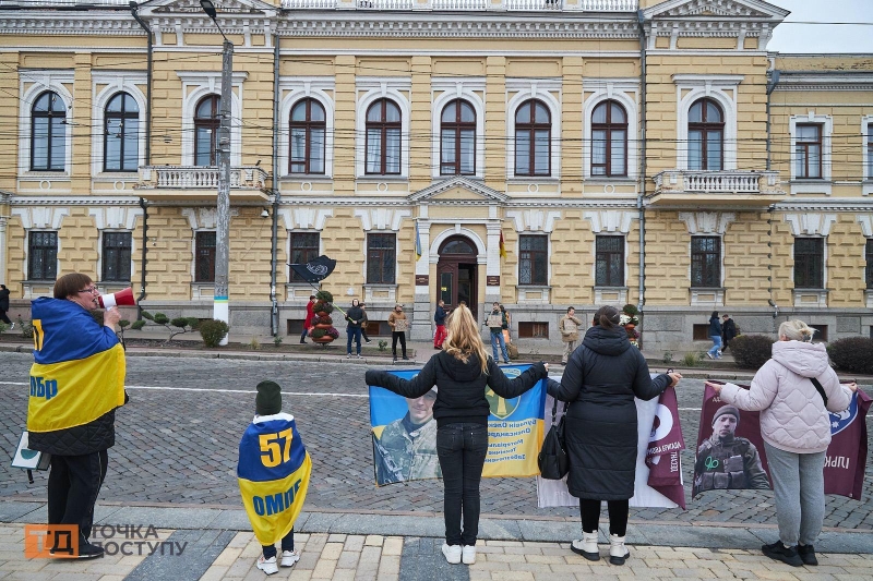 "Знайдіть мого тата": в Кропивницькому відбулася акція на підтримку військовополонених та зниклих безвісти (ФОТОРЕПОРТАЖ)