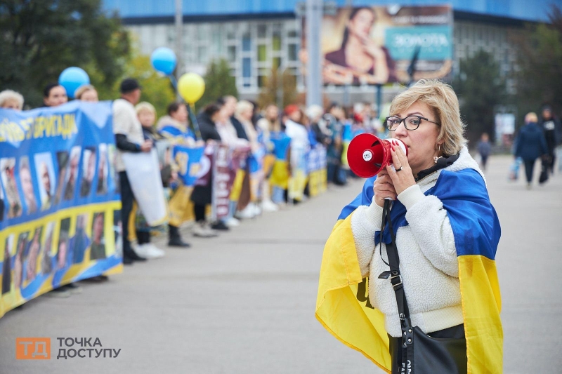 "Знайдіть мого тата": в Кропивницькому відбулася акція на підтримку військовополонених та зниклих безвісти (ФОТОРЕПОРТАЖ)