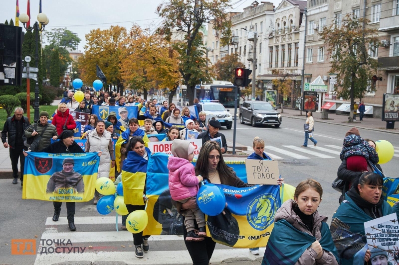 "Знайдіть мого тата": в Кропивницькому відбулася акція на підтримку військовополонених та зниклих безвісти (ФОТОРЕПОРТАЖ)