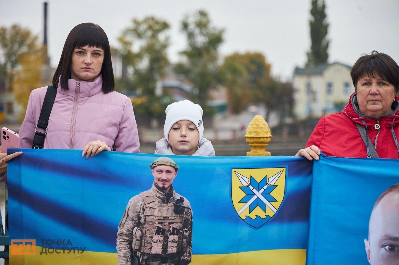 "Знайдіть мого тата": в Кропивницькому відбулася акція на підтримку військовополонених та зниклих безвісти (ФОТОРЕПОРТАЖ)