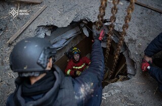 Обстріл Києва: рятувальники вилучили частину ворожої ракети з житлового будинку (фото, відео)