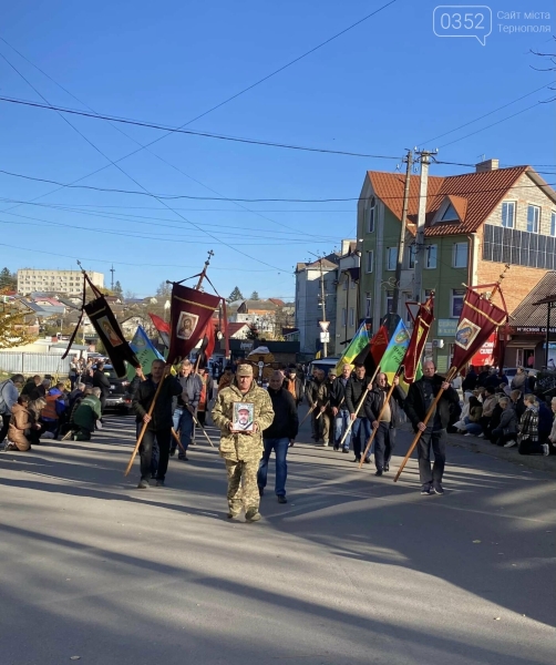 Козова стала на коліна, люди не стримували сліз: Тернопільщина прощається із загиблим бійцем (ФОТО)