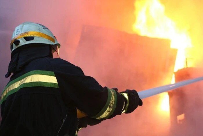 У Дніпровському районі Києва внаслідок атаки БпЛА загорівся балкон на 9 поверсі – КМВА