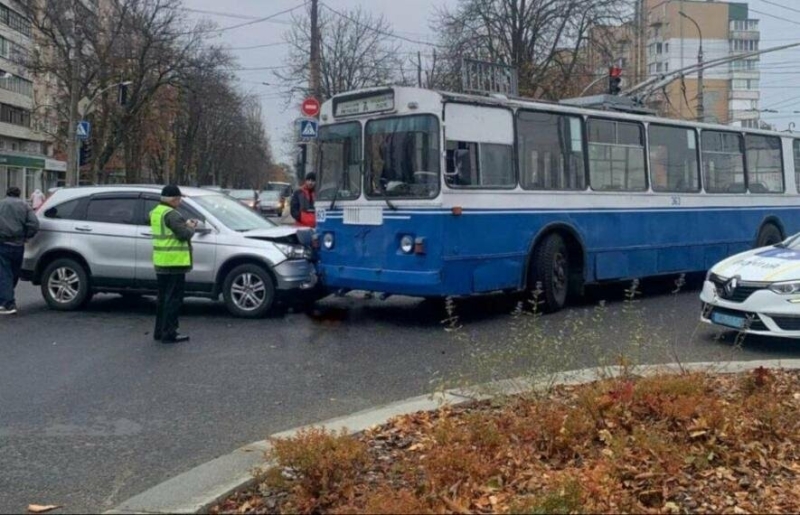 ДТП у Черкасах не розминулися тролейбус та легковик