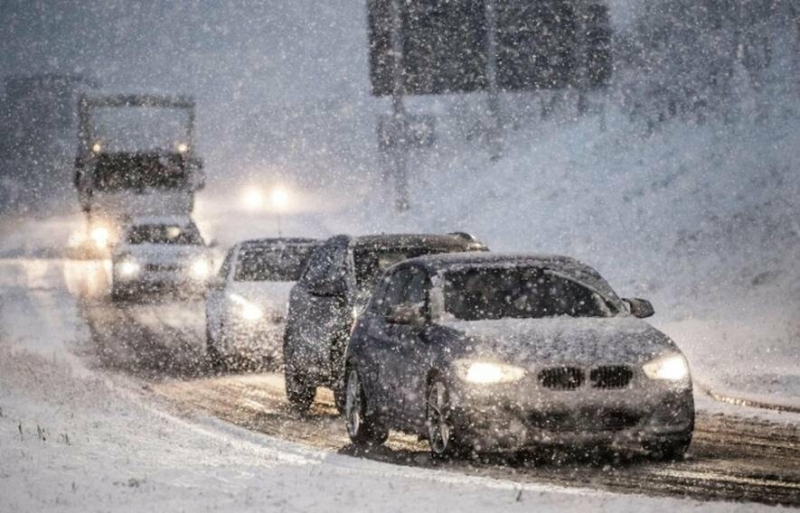 Густий снігопад накриє ці області, через бурю не видно дороги (ВІДЕО)