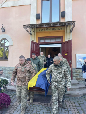 Додому на щиті повернувся військовий медик, випускник Чернівецького медколеджу Ростислав Антонюк - фото