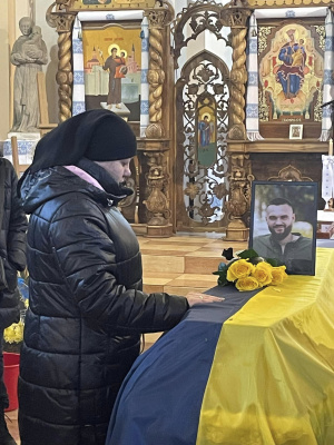 Додому на щиті повернувся військовий медик, випускник Чернівецького медколеджу Ростислав Антонюк - фото