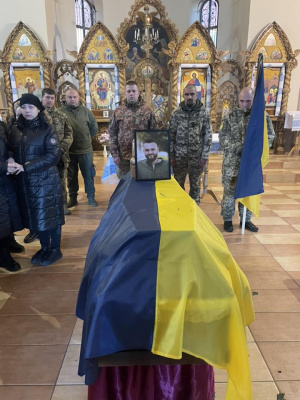 Додому на щиті повернувся військовий медик, випускник Чернівецького медколеджу Ростислав Антонюк - фото