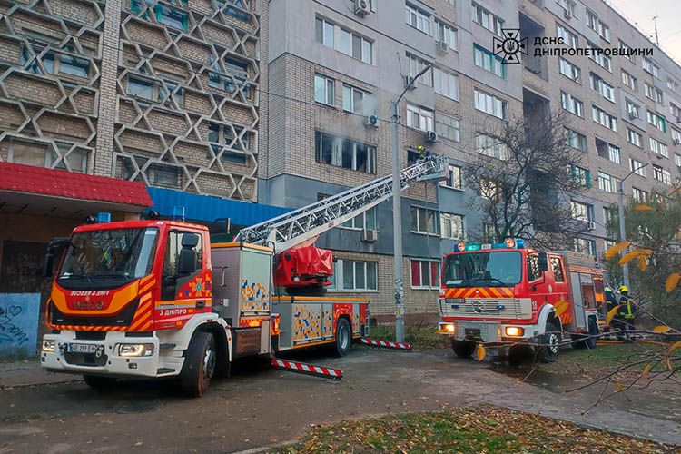 На пожежі у Дніпрі вогнеборці врятували чотирьох людей