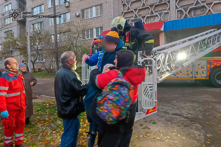 На пожежі у Дніпрі вогнеборці врятували чотирьох людей