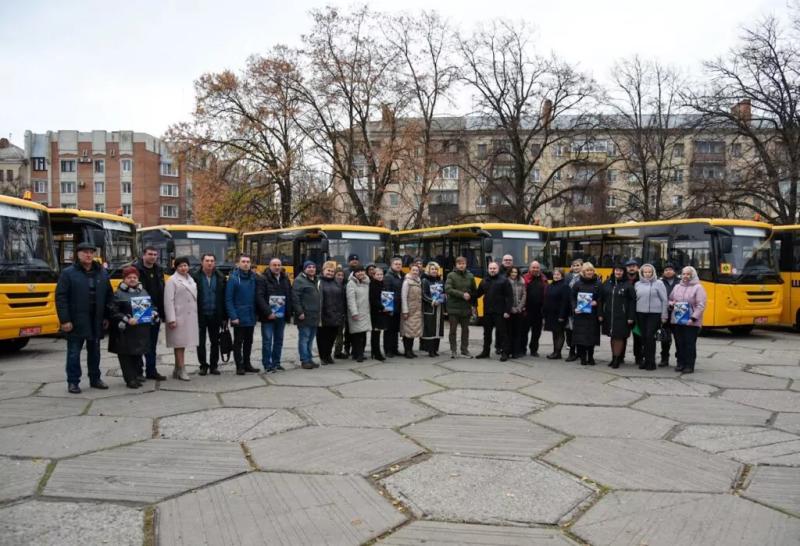 Нові шкільні автобуси отримали ще 10 громад Полтавщини