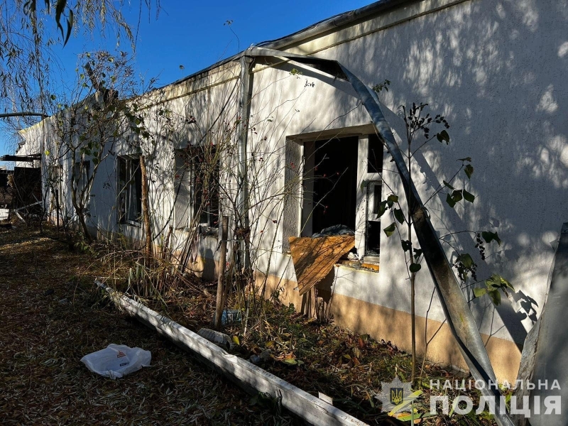 Поліцейські, рятувальники та волонтери працювали на місці ракетного удару по Ладижину